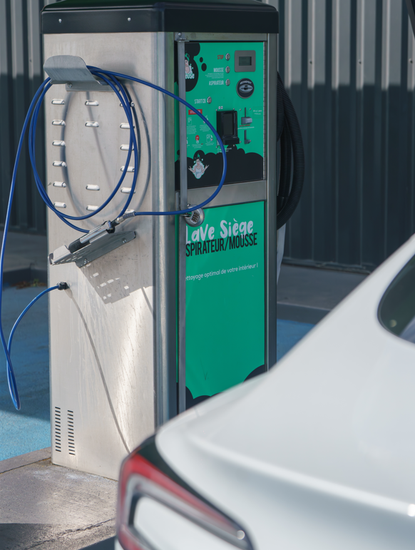 Centre de lavage auto écologique La Laveuse.fr avec équipements innovants et recyclage d'eau.