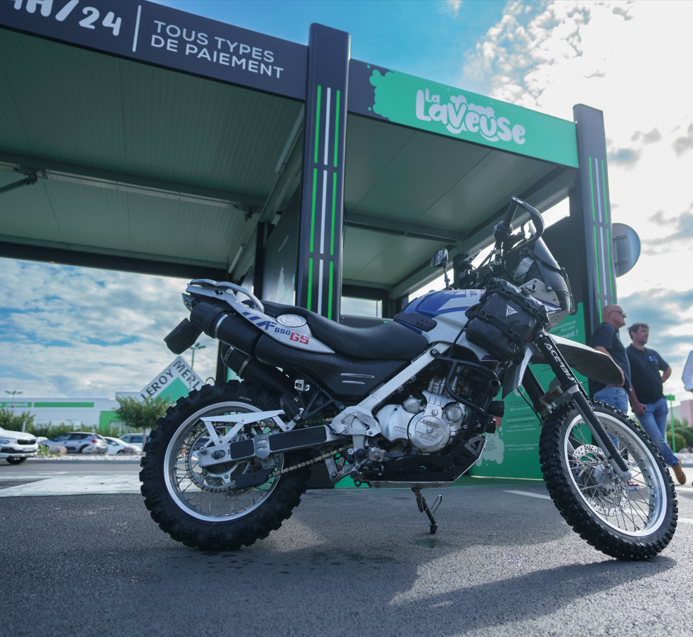 Centre de lavage auto et moto La Laveuse à Rivesaltes, situé au Cap Roussillon, face à Leroy Merlin, avec portiques automatiques et lavage écologique.