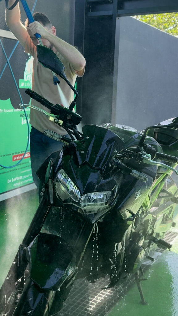 photo d'une moto en train de se faire laver sur la piste moto de La Laveuse