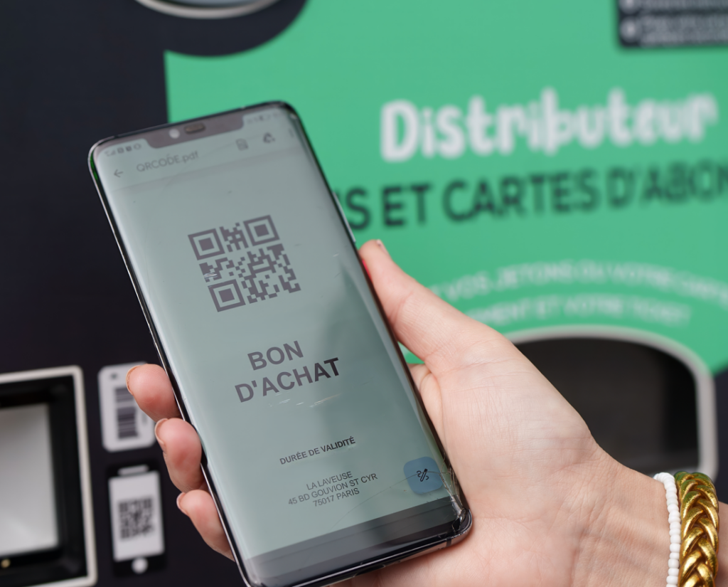 Client utilisant son ticket de lavage auto offert dans un centre La Laveuse.